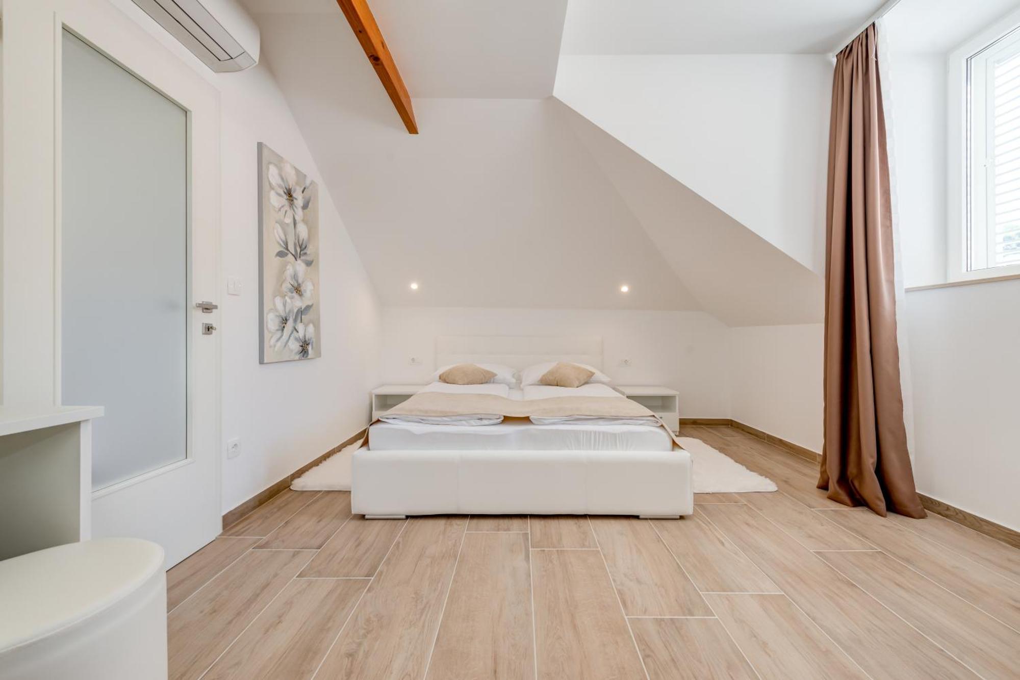 Tudor 2 Apartment Hvar Town